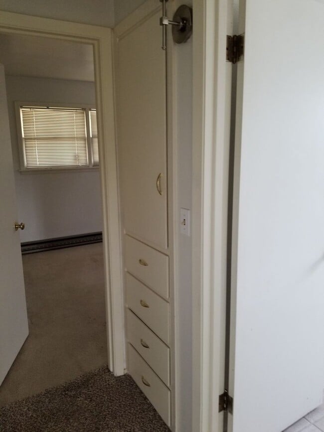 Building Photo - Near Franklin Park 2 br 1ba, stacked washe...