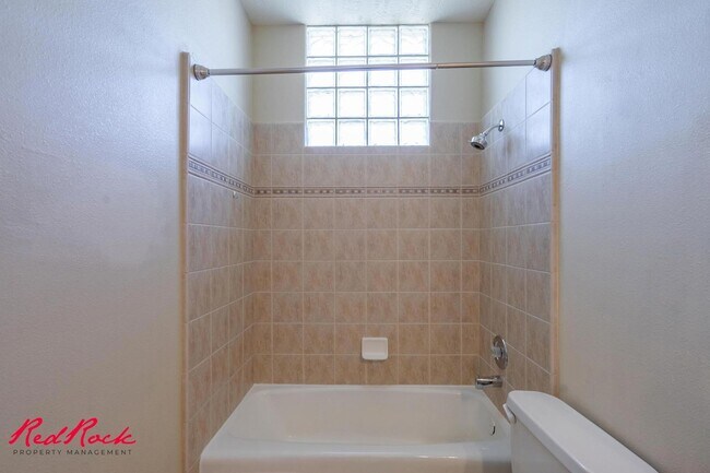 Building Photo - Comfortable 3-bedroom Home. Small Dog Frie...