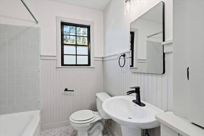 Building Photo - 2 Bedroom 2 Bath located in Northeast Jackson