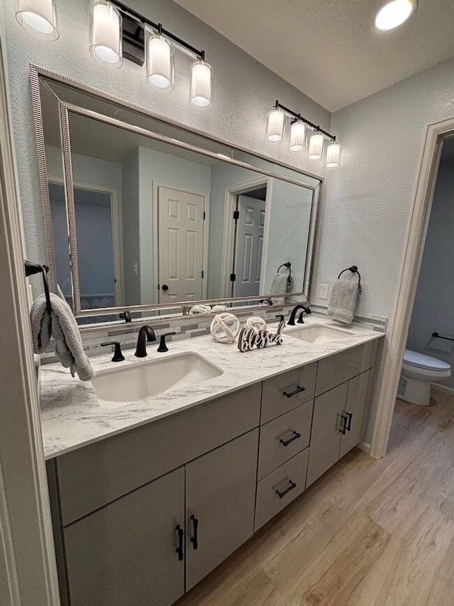 Building Photo - Beautiful Remodeled 3 Bedroom End Unit Tow...