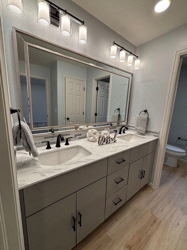 Building Photo - Beautiful Remodeled 3 Bedroom End Unit Townhouse