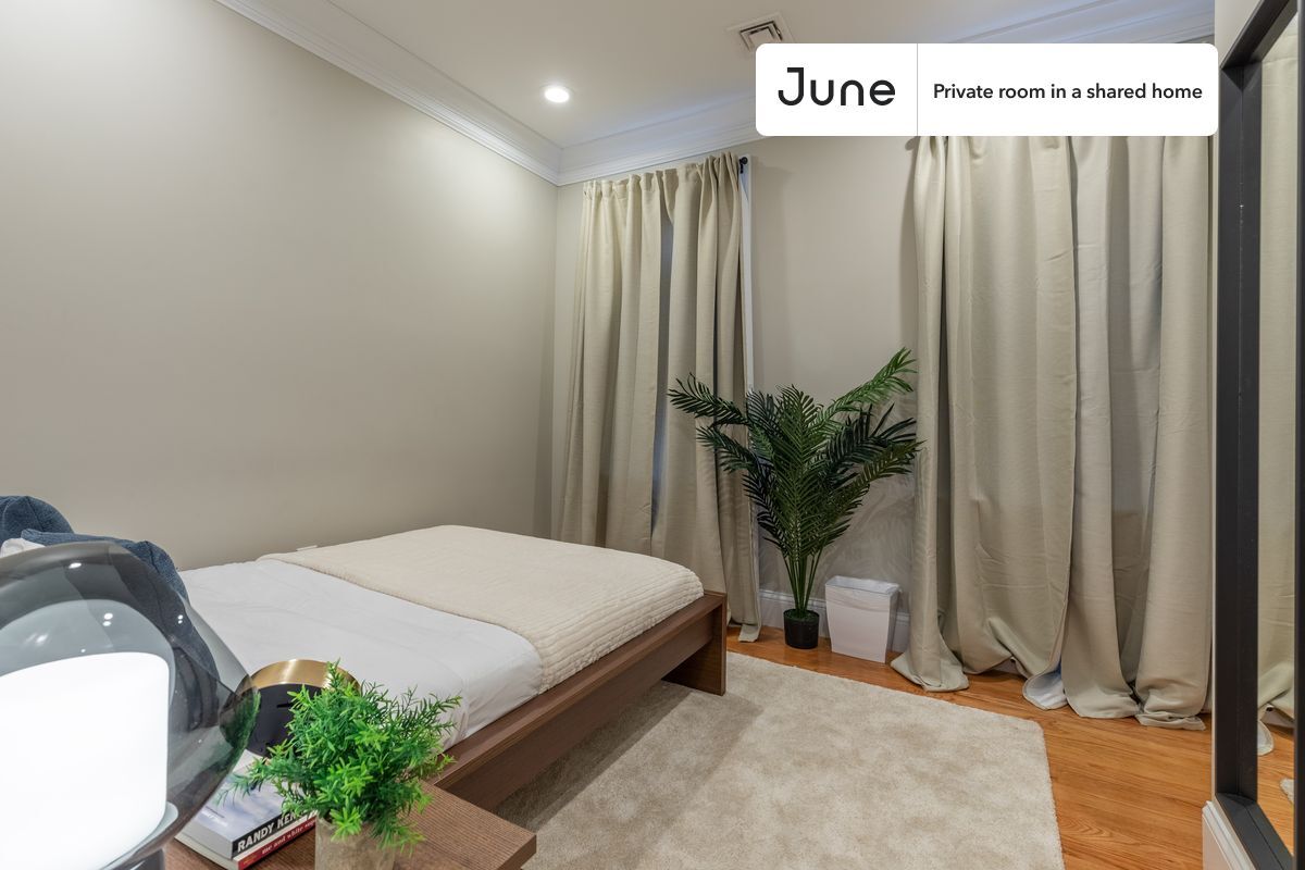 Building Photo - Room in Shared 4 bed/1 bath home