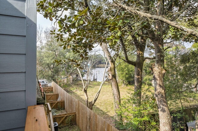 Building Photo - 200 White St