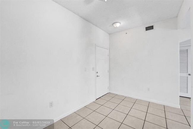 Building Photo - 533 NE 3rd Ave