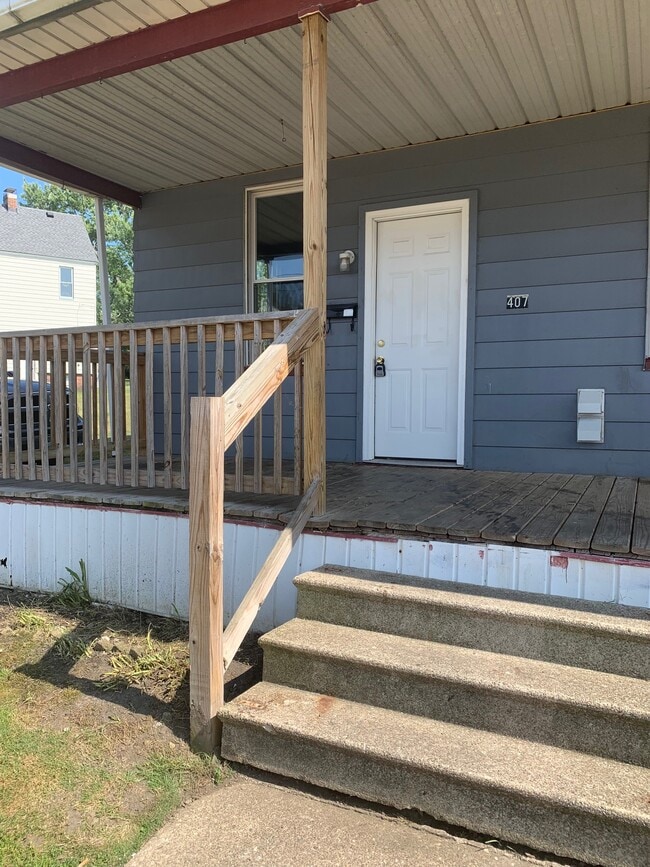 Building Photo - 407 Oak Ave SE