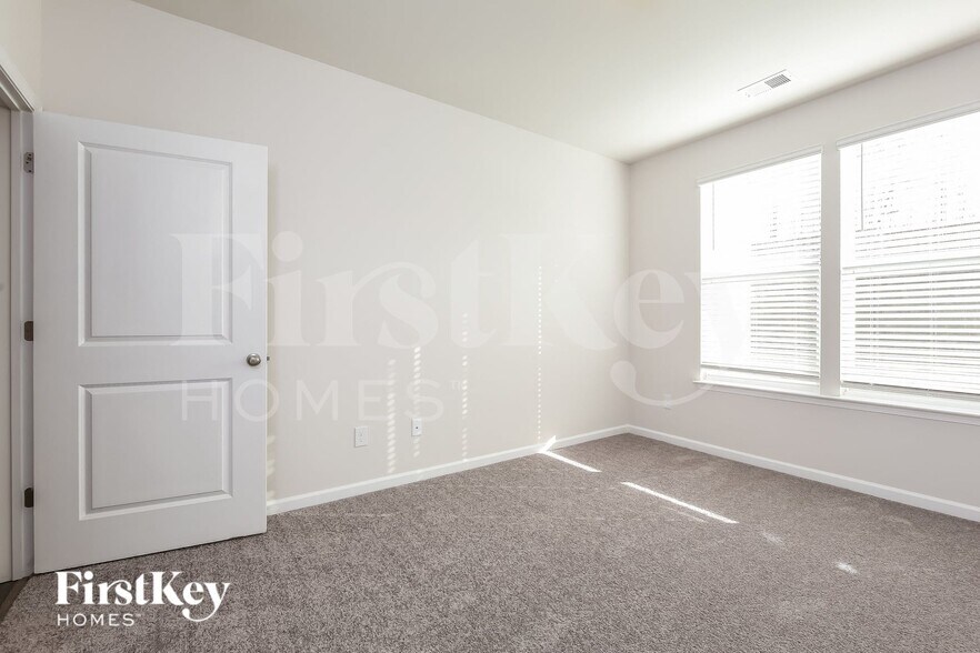 Building Photo - 566 Hillpark Ln