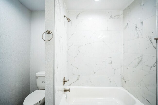 Building Photo - Charming New 3BED-2BATH Apartment in Bartow FL