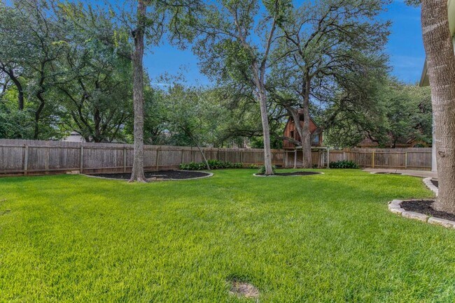 Building Photo - 701 Oaklands Dr