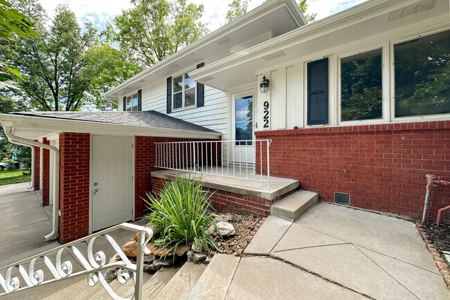 Building Photo - 922 N 122nd St