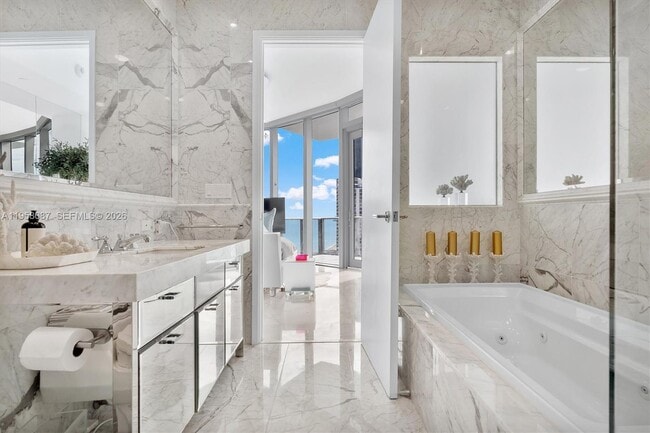 Building Photo - 17475 Collins Ave