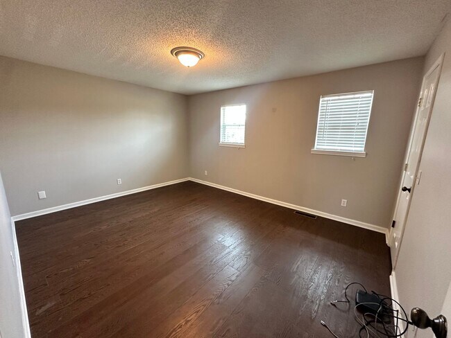 Building Photo - 904 Southwood Dr