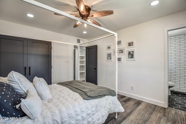 Building Photo - 8328 E Palm Ln