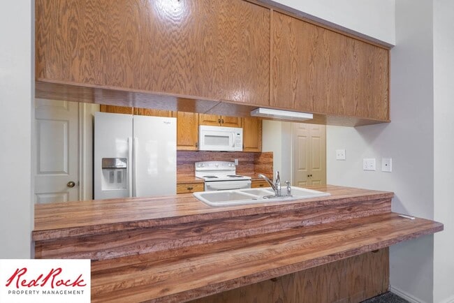 Building Photo - 3 Bedroom End Unit Home in Downtown St. George