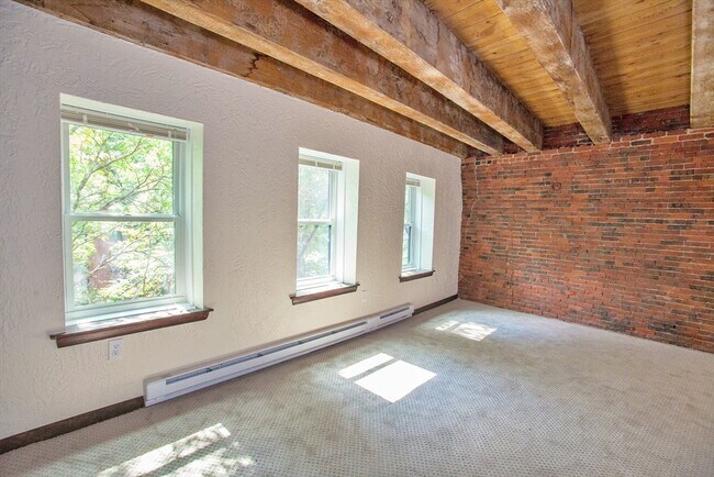 Building Photo - 146 Commercial St