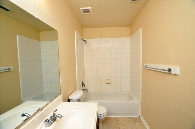 Building Photo - 9210 Hidden Lake E Dr