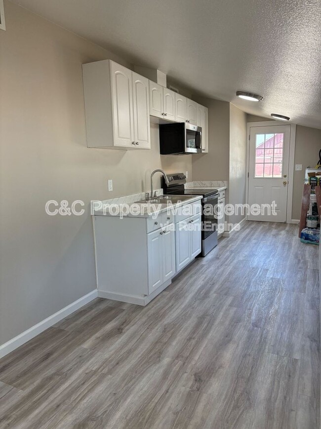 Building Photo - 10036 Van Ruiten Ln