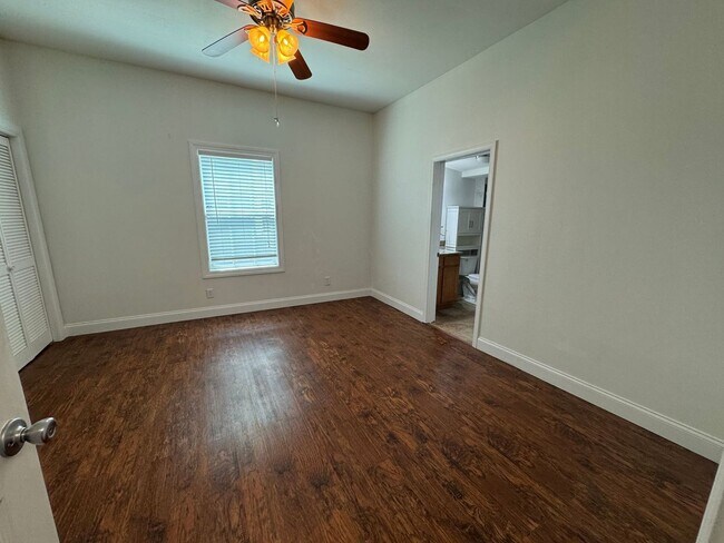 Building Photo - Pensacola - North Hill - 2 bed, 2 bath