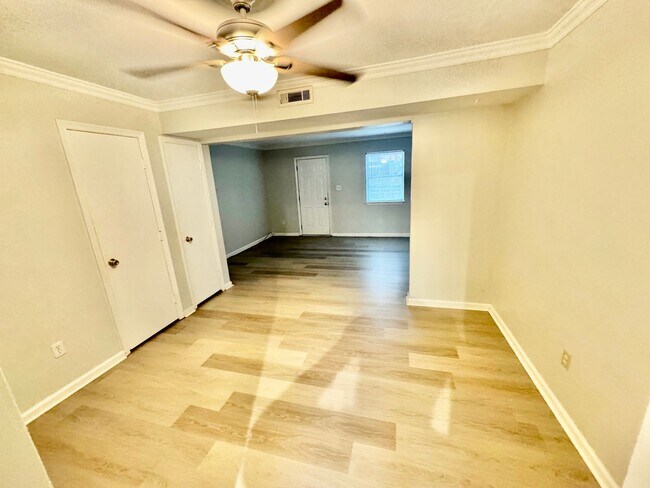 Building Photo - 2BR/1.5BA Townhouse in Shadowlawn!