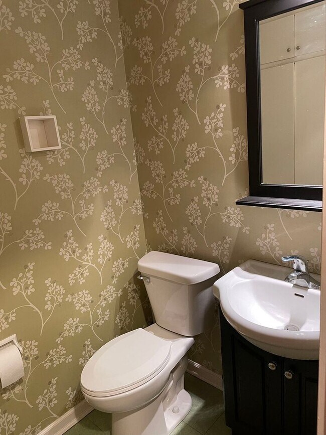 Building Photo - Basement Apartment ... ALL UTILITIES INCLUDED, INCLUDING WIFI!!