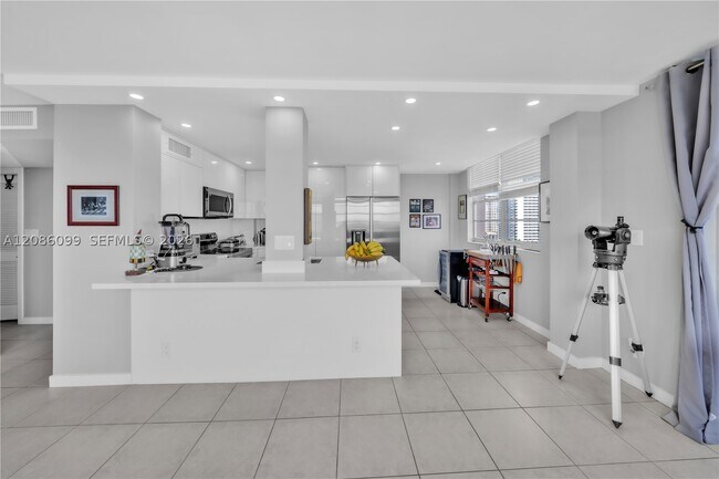 Building Photo - 3161 S Ocean Dr