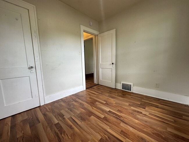 Building Photo - 2 bed, 1 bath home for rent in Waterloo