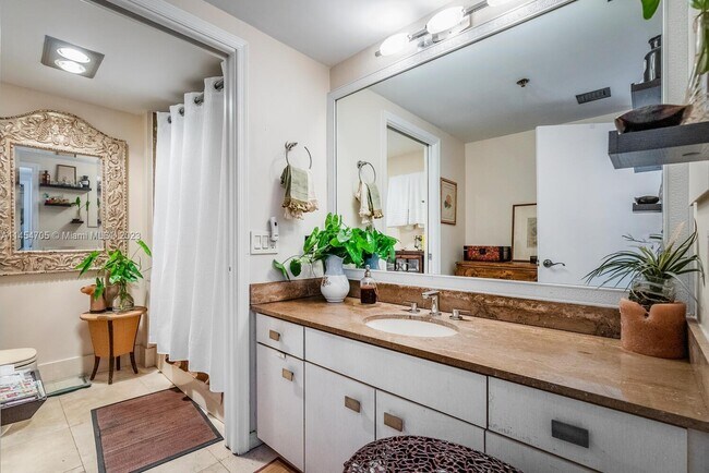 Building Photo - 1581 Brickell Ave