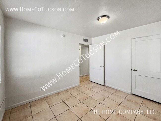 Building Photo - 2607 E Beverly Dr