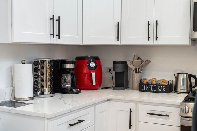 Building Photo - 1941 W Augusta Blvd