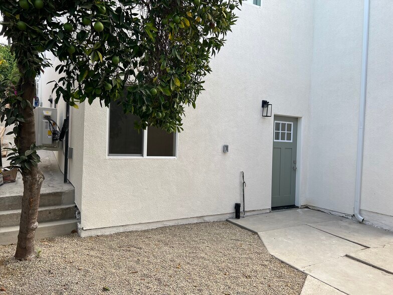 Building Photo - 3172 Fairmount St