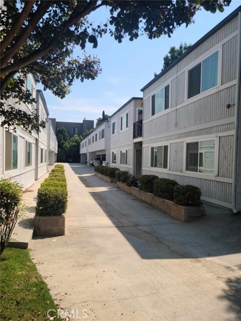 Primary Photo - 470 S Los Robles Ave