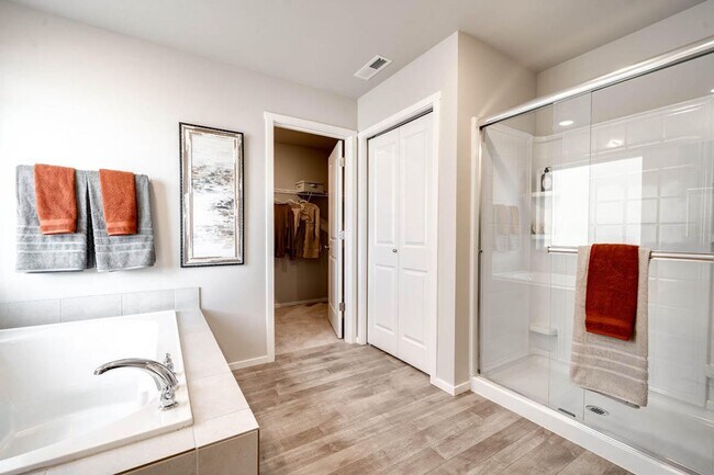 Building Photo - Modern 4 bedroom with den and neighborhood pool!