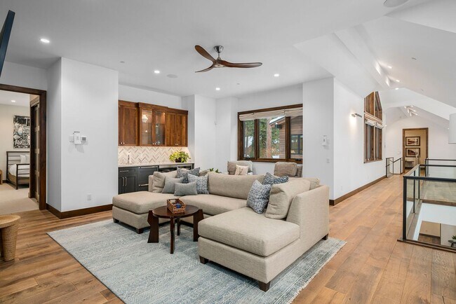 Building Photo - Incline Elegance