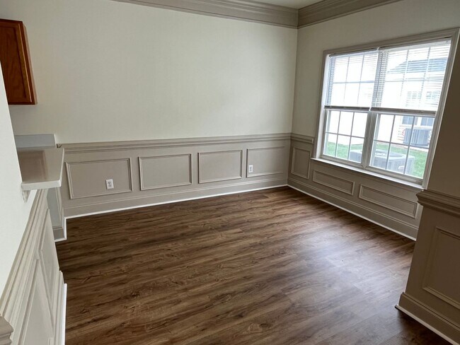 Building Photo - Refreshed 2 Bed Townhome in South Charlott...