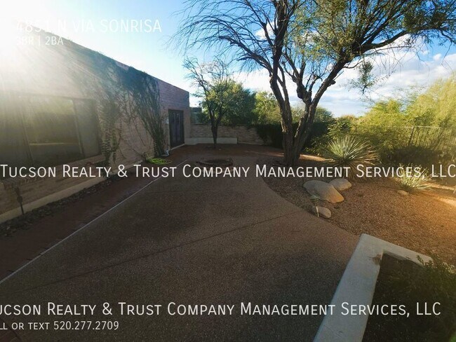 Building Photo - 4851 Vía Sonrisa