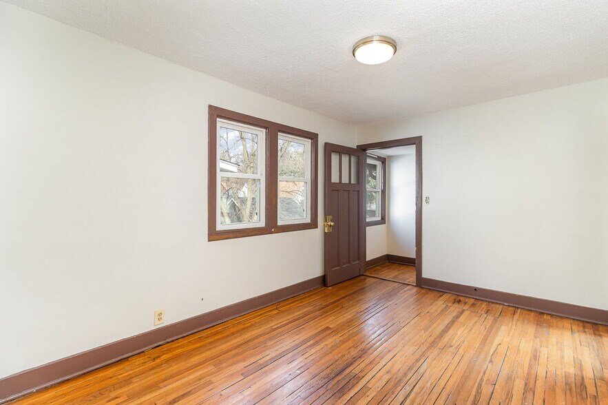 Building Photo - 447 Banfil St