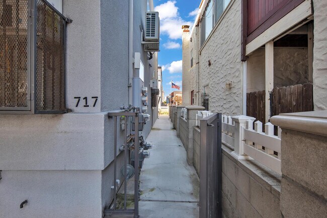 Building Photo - 717-21 Island Ct