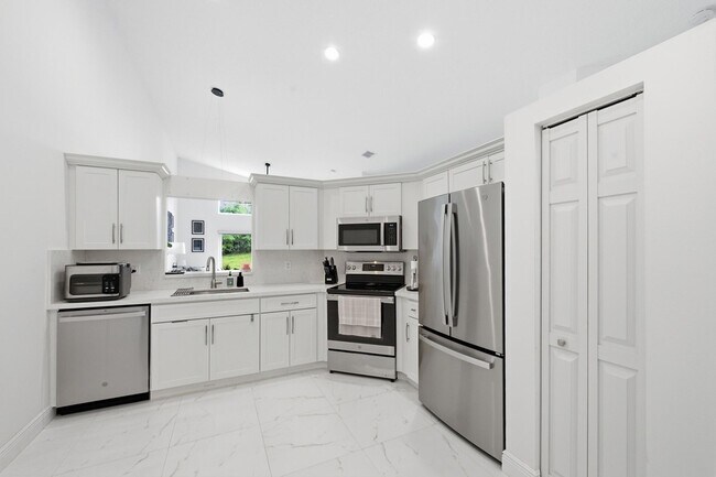 Building Photo - 6581 Marissa Cir