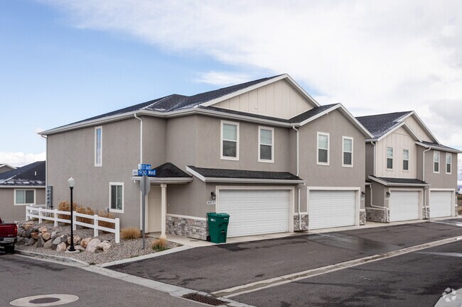 Building Photo - Abington Heights Townhomes