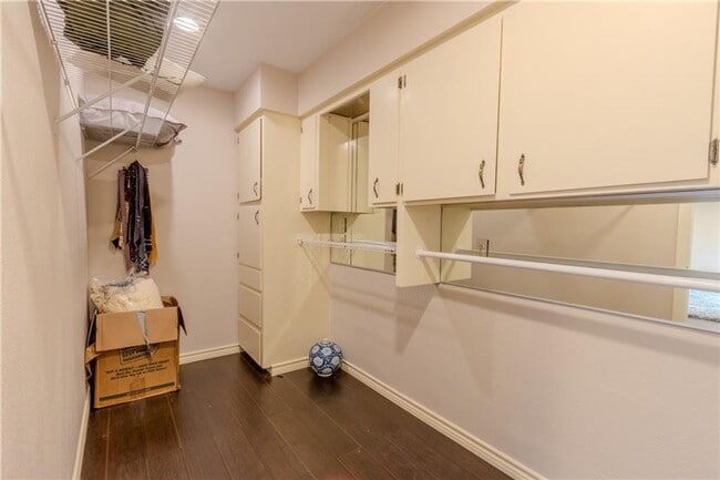 Building Photo - Beautifully renovated courtyard townhome in the heart of Corpus Christi