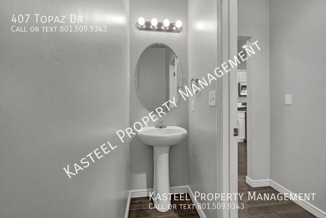 Building Photo - 407 Topaz Dr