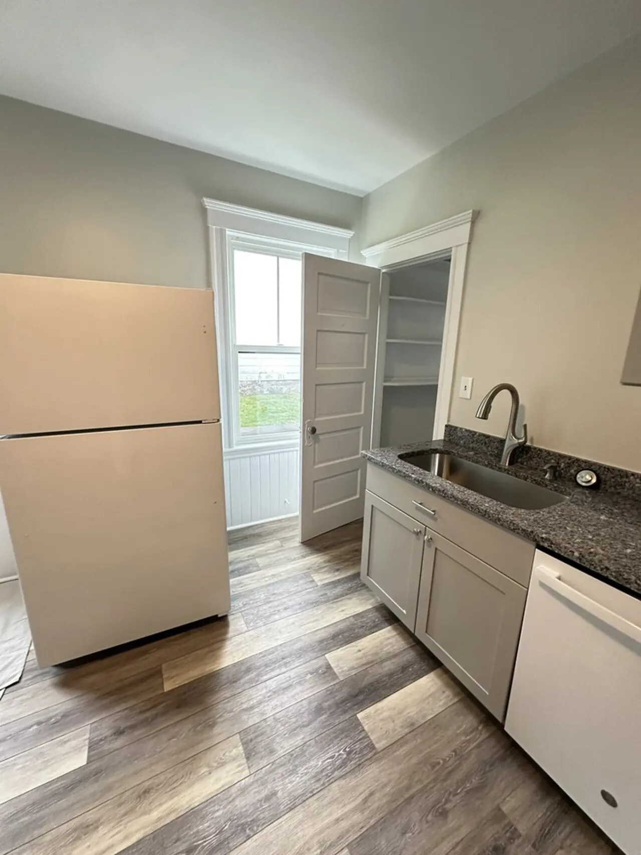 Building Photo - 593 Heath St