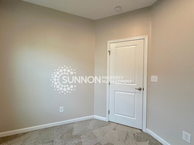 Building Photo - 3 Bedroom Townhome in Mountain Island