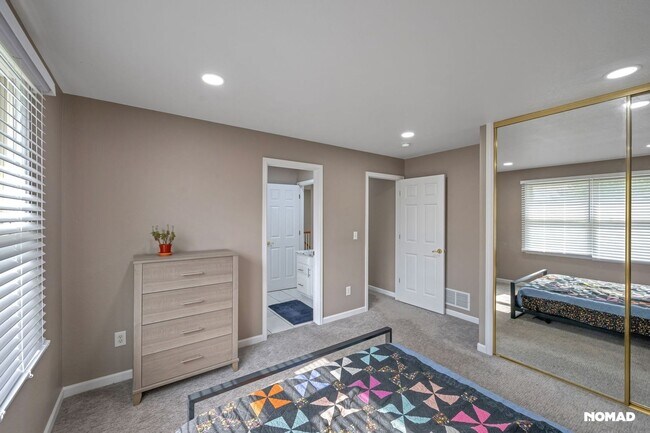 Building Photo - Spacious 4BR House in Aurora