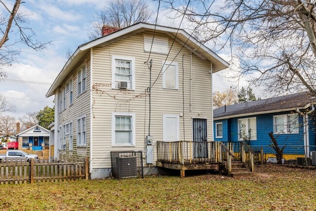 Building Photo - 4 Bedroom in West End