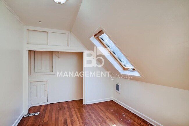 Building Photo - LOCATION, LOCATION, LOCATION! Spacious S Portland Home Walking Distance to PSU and Downtown! MUST...
