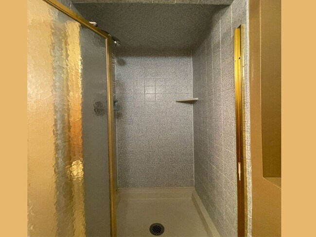 Building Photo - 4-Level Home with Fireplace & Big Yard is ...