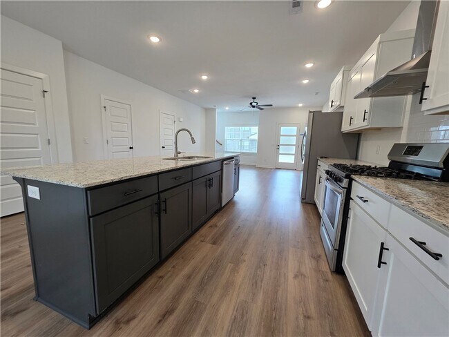 Building Photo - 805 N Crater Ave