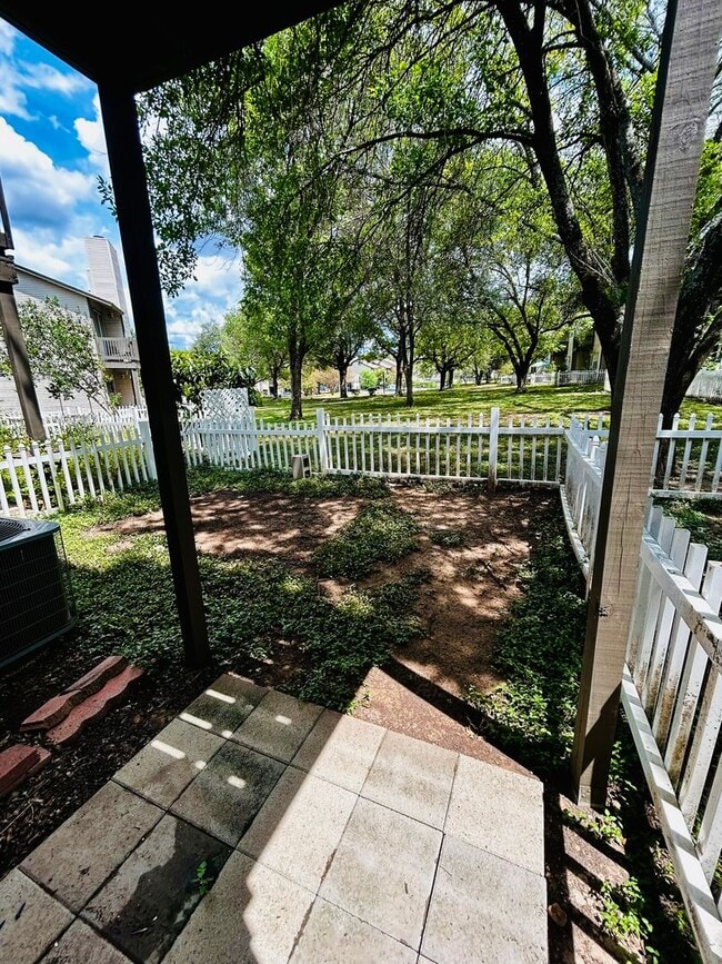 Building Photo - 1818 River Crossing Cir