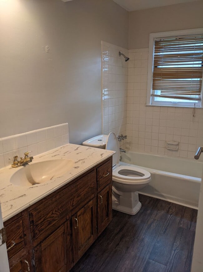 Building Photo - Recently updated Raytown single family home
