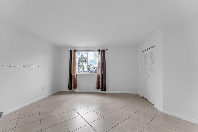 Building Photo - 9735 Fontainebleau Blvd
